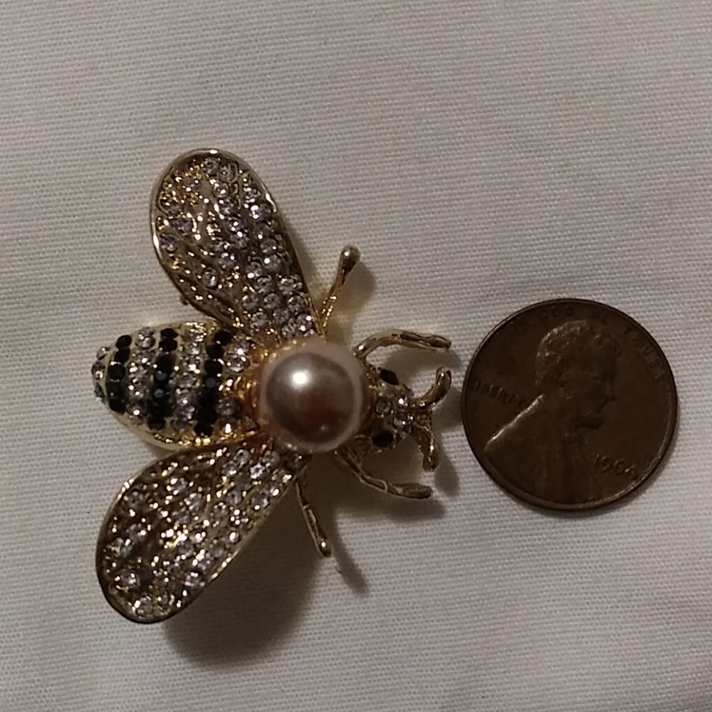 💞pretty bee brooch